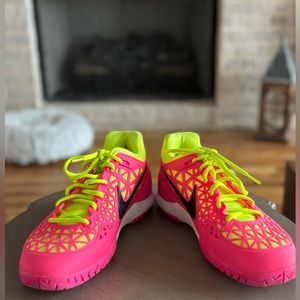 Women’s Nike Zoom Cage 2-Size 8.5